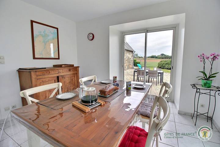 Gîte pour 4 personnes, avec Terrasse et Jardin à Plougrescant