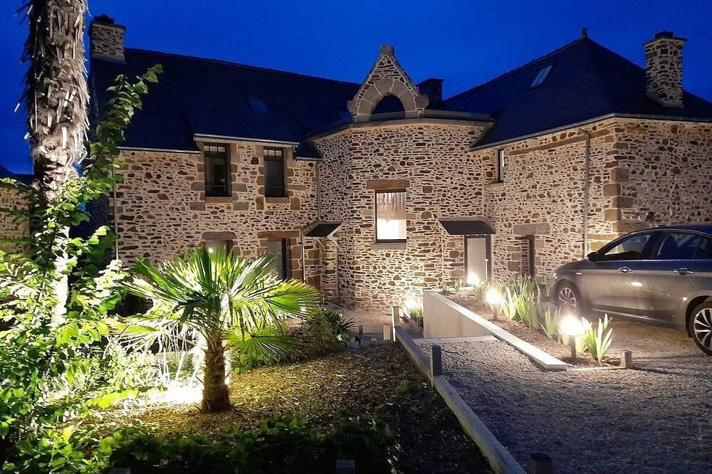 Appartement entier, Propriété 18è s, rénovée en 2020, appt de 80m² 2 chambres,  plage des Rosaires. in Les Rosaires, Plérin