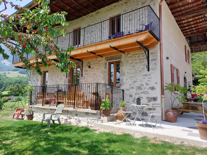 Gîte pour 8 personnes, avec balcon dans Bauges