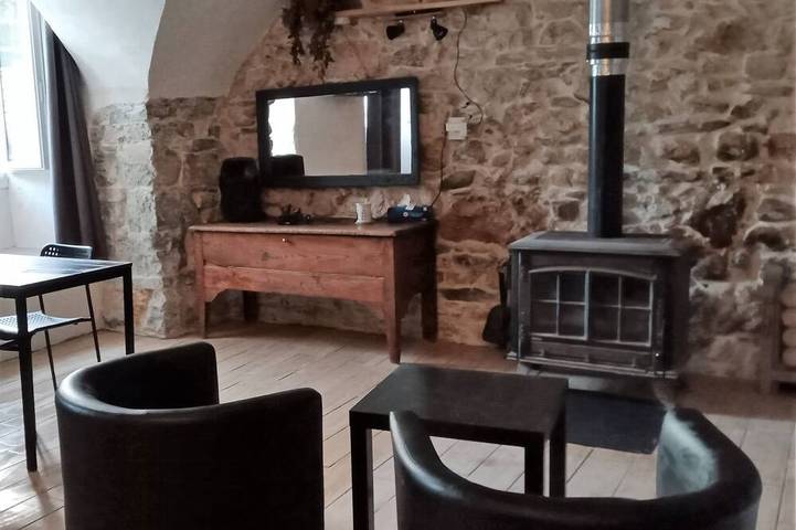 Gîte pour 2 personnes, avec piscine ainsi que terrasse et jardin à Saint-Laurent-le-Minier