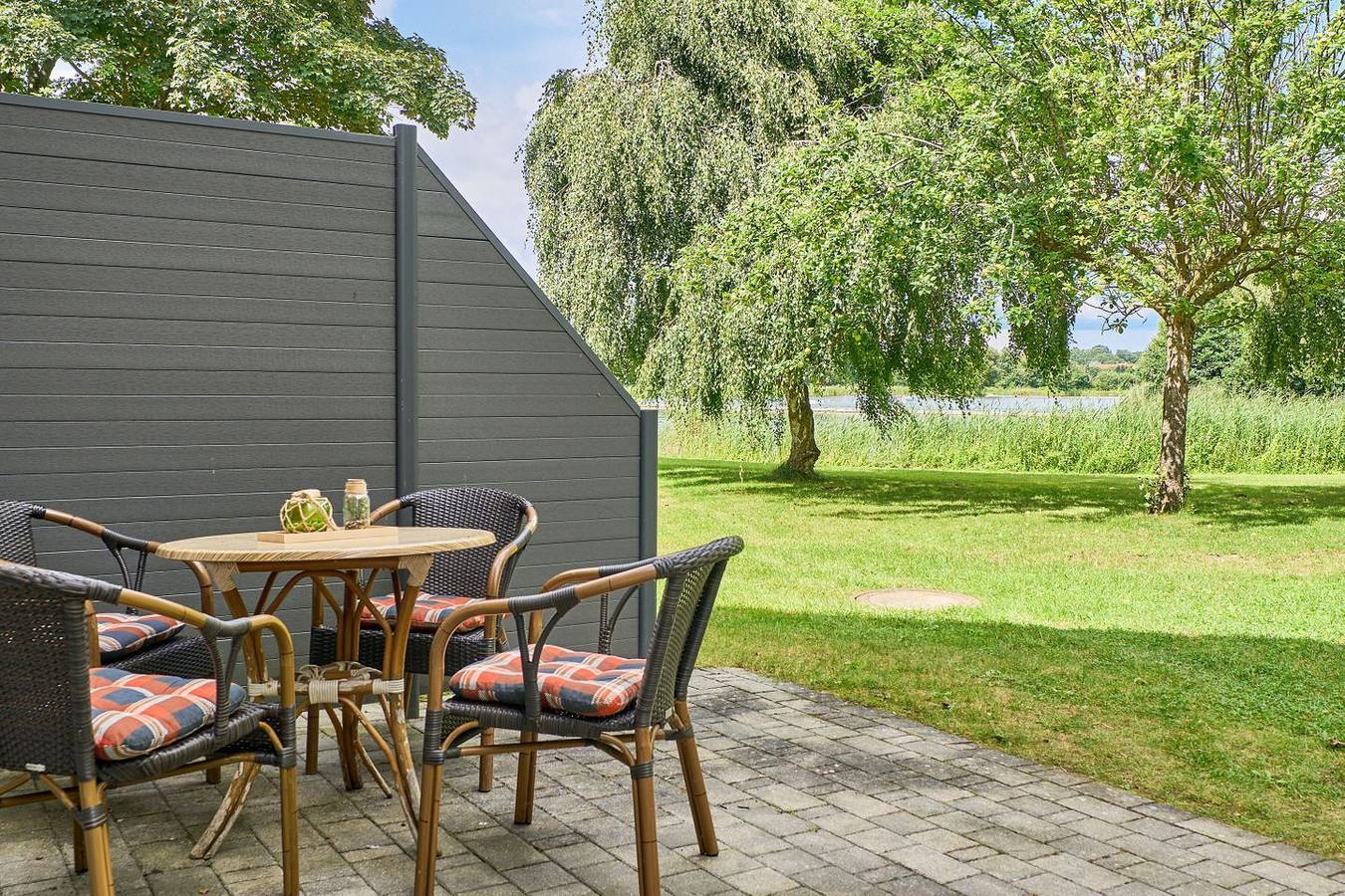 Ganze Wohnung, Ferienwohnung Seeblick direkt am See mit Terrasse in Süsel, Ostholstein