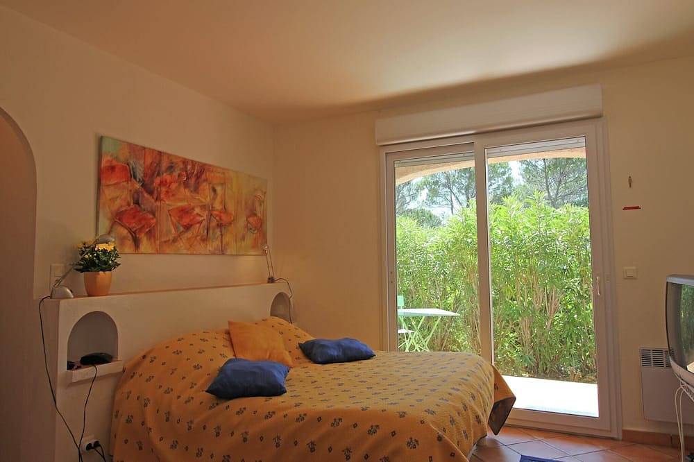 Villa in Bagnols near Sea with Pool in Bagnols-en-Forêt, Draguignan region