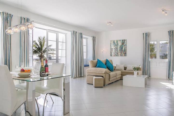 Last minute apartment for 4 people, with Balcony in Puerto Calero Marina