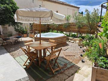 Location de vacances pour 4 personnes, avec terrasse ainsi que jardin et jacuzzi à Maussane-les-Alpilles