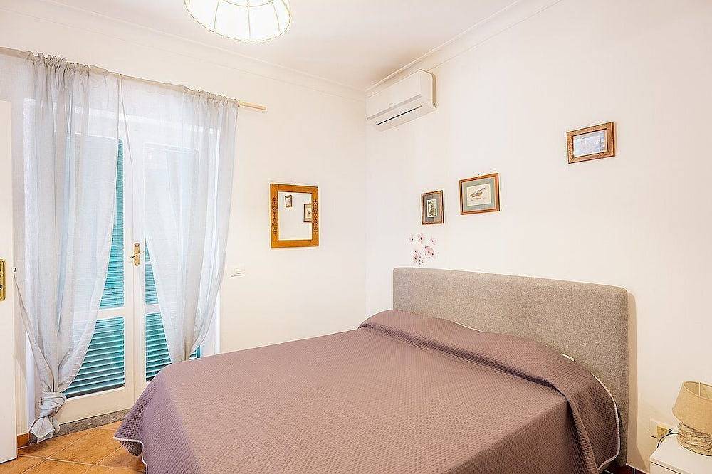 Villa Pindaro: A bright and sunny three-story villa which faces the sun and the sea, with Free Wi-Fi. in Nerano, Provinsen Napoli