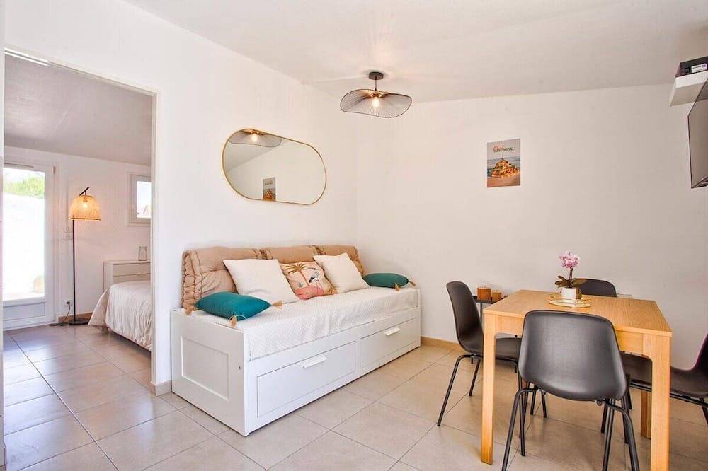 L'atypique, 150M beach terrace in Lion-sur-Mer, Caen region