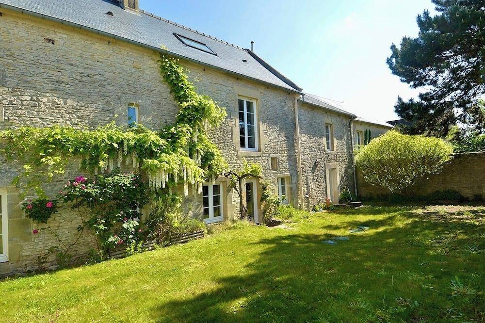 Le Couvent, grande maison en pierre avec jardin in Meuvaines, Région de Bayeux
