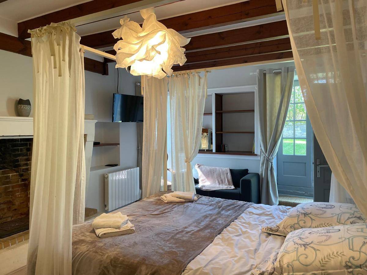 Double Room with Private Bathroom in Beauvoir-sur-Niort, Région de Niort