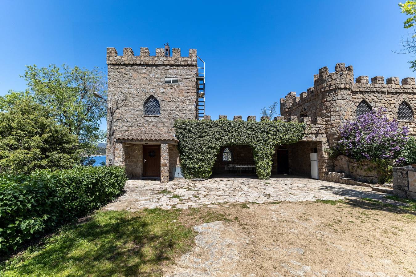 Castillo 'Isla Del Burguillo' con terraza privada, jardín privado y Wi-Fi in El Barraco, Embalse de El Burguillo