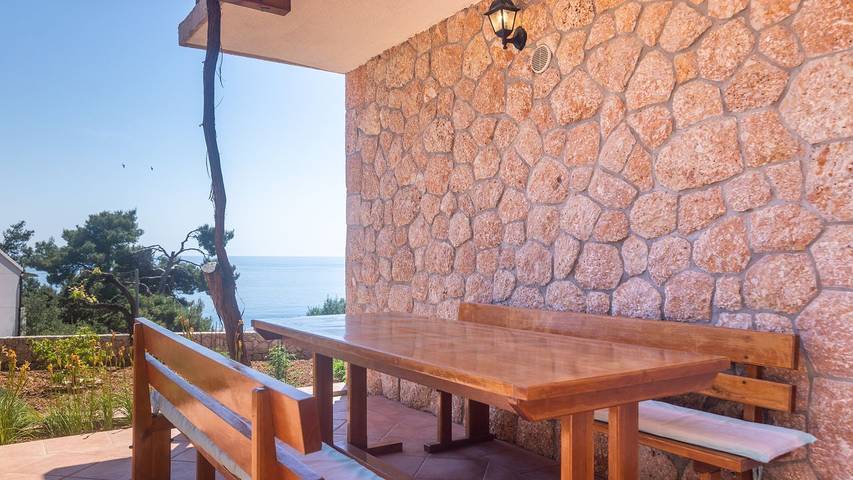 Vacation apartment for 5 people, with terrace on Hvar