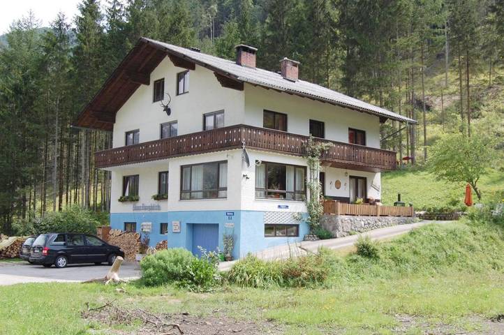 Ferienhaus für 4 Personen, mit Ausblick und Garten sowie Sauna und Pool in Hinterstoder