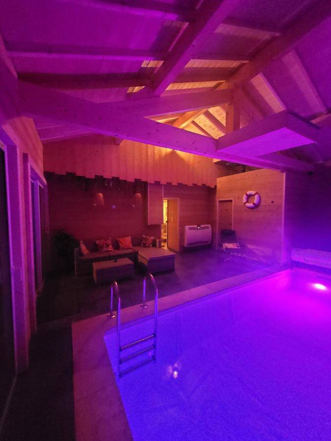 L'Exclusif, Love Room, Nature du Haut-Jura , pour 2 personnes, Piscine Intérieure Privée & Chauffée, 24h24 , avec Draps et Peignoirs inclus - Proche randonnées, Cascades et Lacs in Saint-Laurent-en-Grandvaux, Parc naturel régional du Haut-Jura