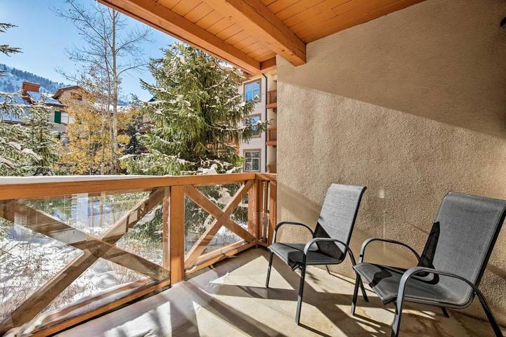Location de vacances pour 4 personnes, avec balcon ainsi que piscine et vue à Solitude