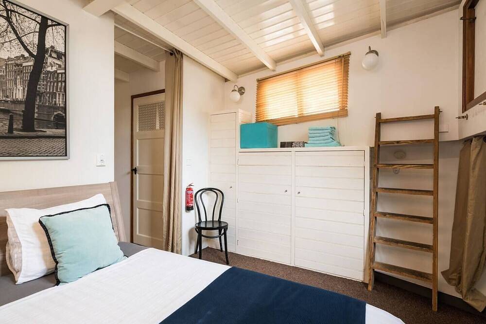 Luxury large houseboat in the famous Jordaan district in Jordaan, Côte hollandaise
