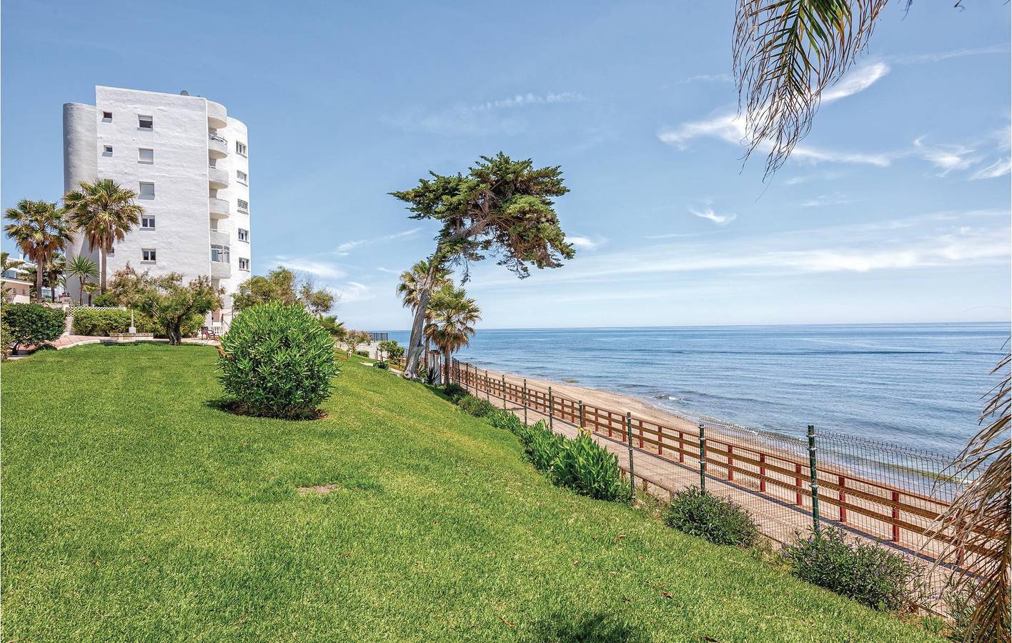 Ganze Ferienwohnung, Rückzugsort am Strand: 65qm, Parkplatz, AC, Pool & Terrasse in Sitio de Calahonda, Mijas