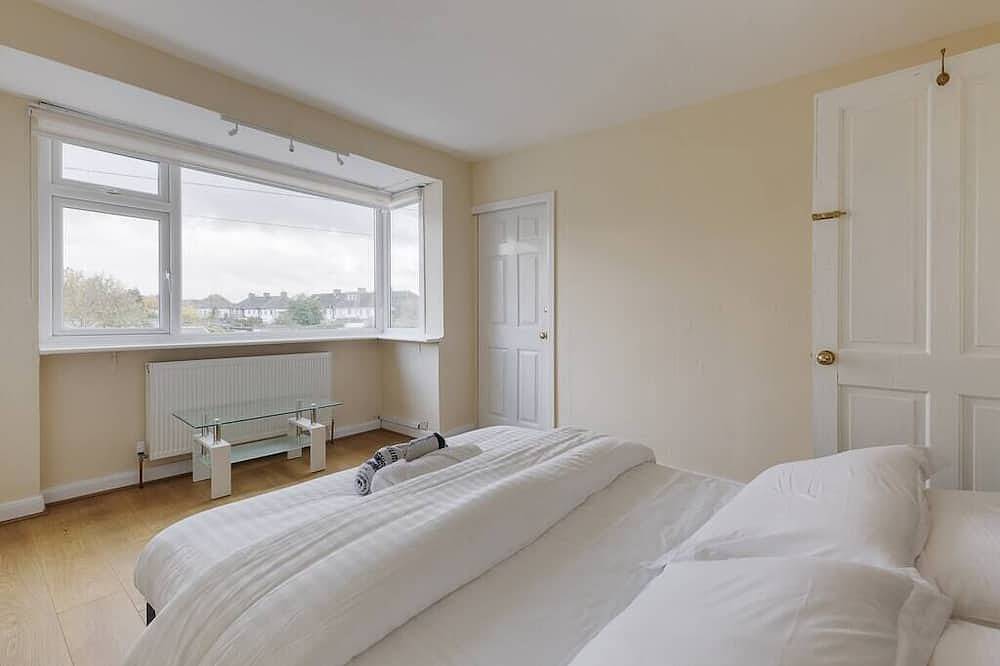 Modern 4 bed house in Heathrow, London in Spelthorne, Surrey