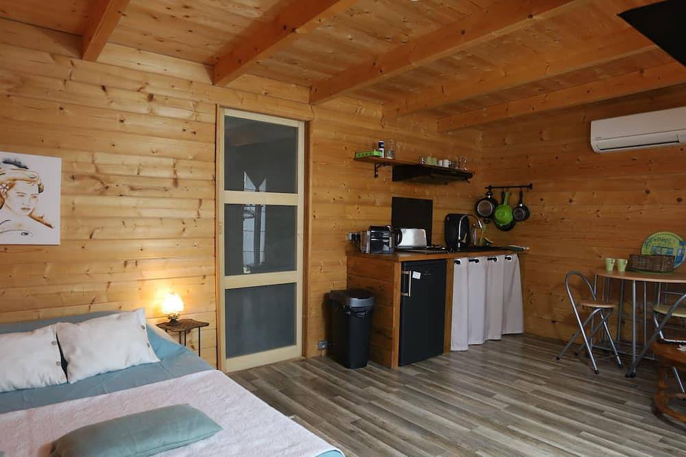 Chalet Zen Sous les Arbres, Parc Avec une Grande Piscine in Mimet, Region de Aix-en-Provence