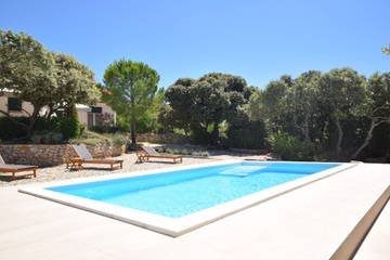 Ferienwohnung für 5 Personen, mit Pool und Terrasse auf Pag