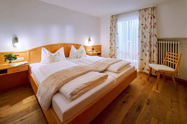 Ganze Wohnung, Ferienwohnung Rose, bis 2 Personen, Dachgeschoss, 40 qm in Waging am See, Rupertiwinkel