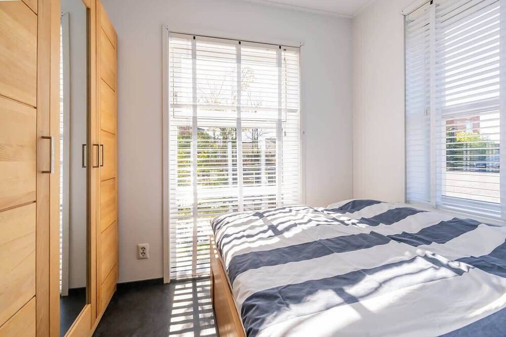 Geräumiges, modernes Inselhaus an einer Ecke mit vollständig umzäuntem Garten, ideal für Kinder. in Oude-Tonge, Goeree-Overflakkee