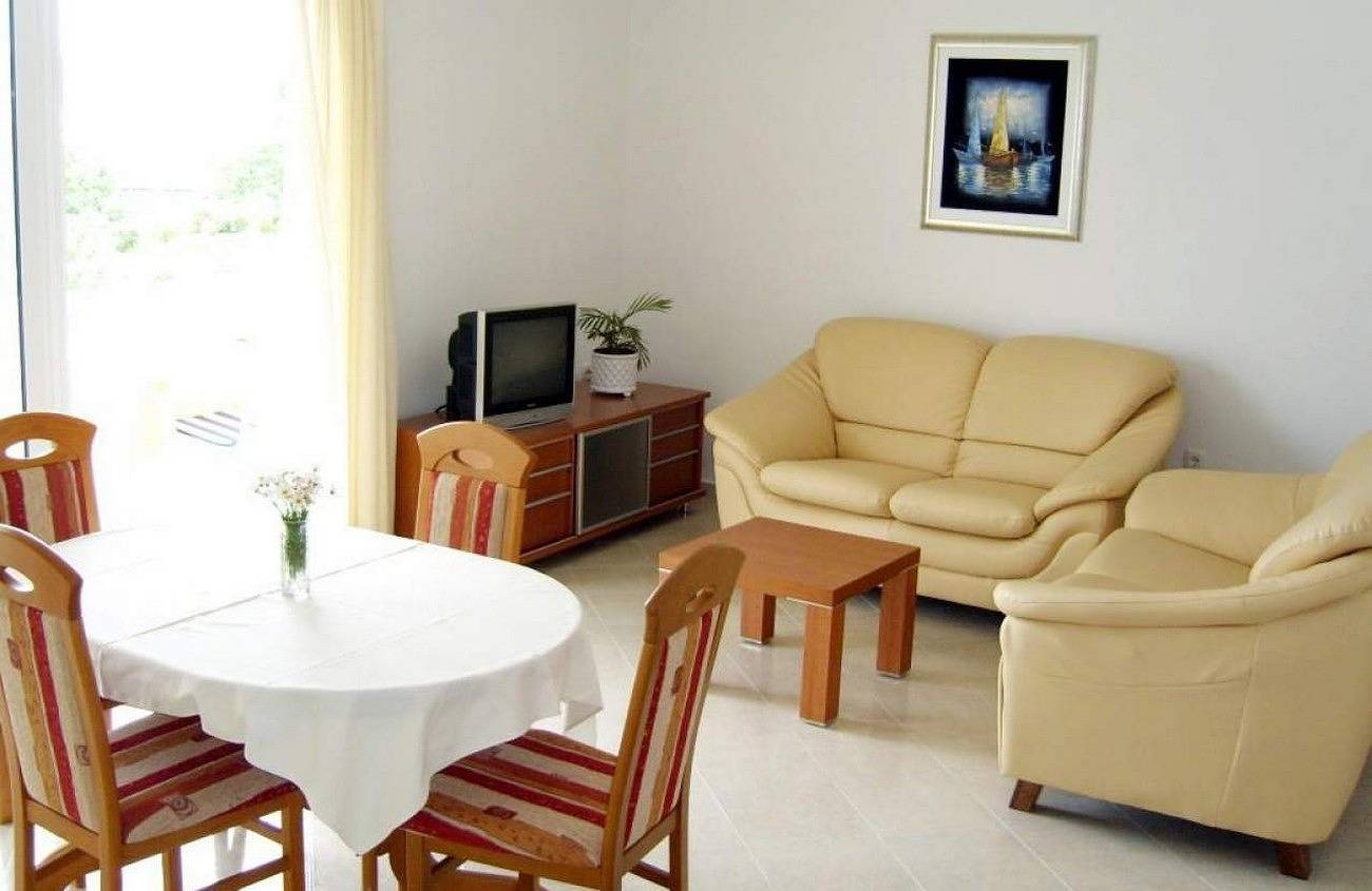 Ganze Wohnung, 2-Zimmer-Ferienwohnung mit Terrasse und Meerblick Barbat, Rab A-22053-a in Barbat na Rabu, Rab