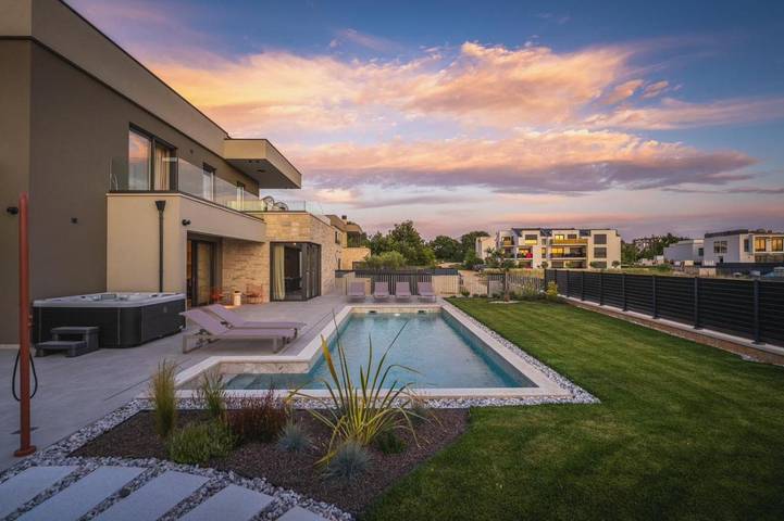 Villa pour 8 personnes, avec jardin ainsi que piscine et jacuzzi à Funtana - 2