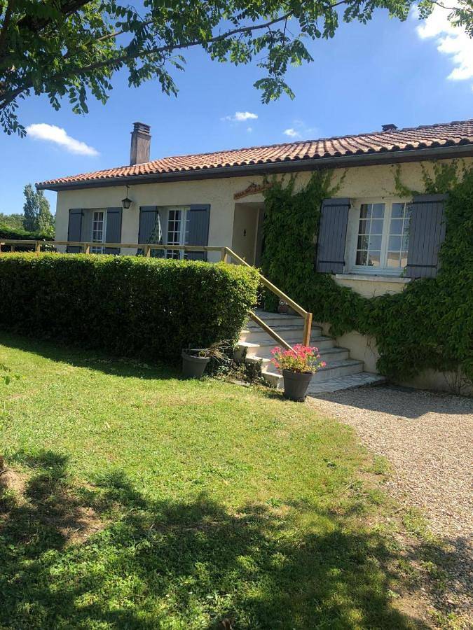 Location de vacances pour 10 personnes, avec jardin et piscine à Courgeac