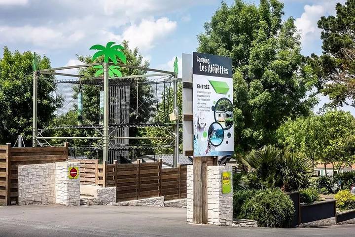 Camping pour 5 personnes, avec Terrasse ainsi que Piscine et Sauna