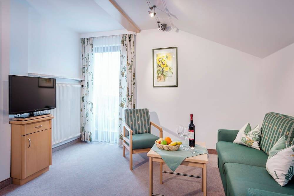 Ganze Wohnung, Ferienwohnung Rose, bis 2 Personen, Dachgeschoss, 40 qm in Waging am See, Rupertiwinkel