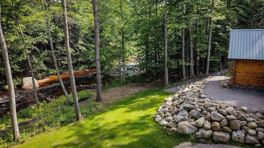 Log cabin for 3 people in Adirondack Mountains