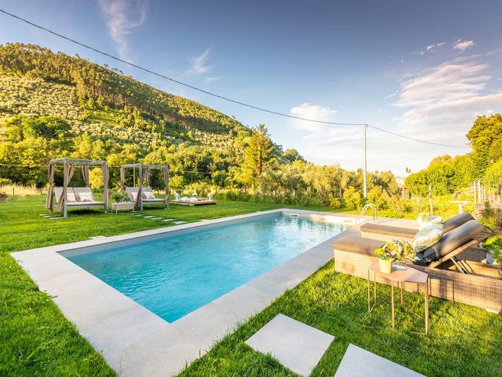 Agriturismo per 6 persone, con giardino e piscina, adatto a famiglie con bambini in Capannori