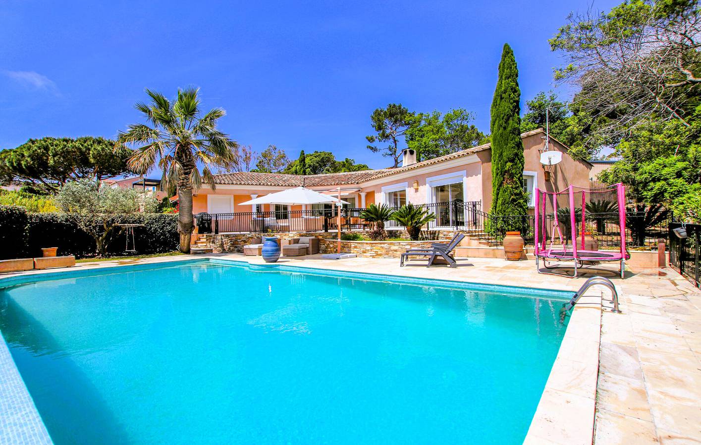 Affascinante casa a 2 km dalla spiaggia: Wi-Fi, piscina, garage e terrazza in affitto! in Hyeres, Parco nazionale di Port-Cros