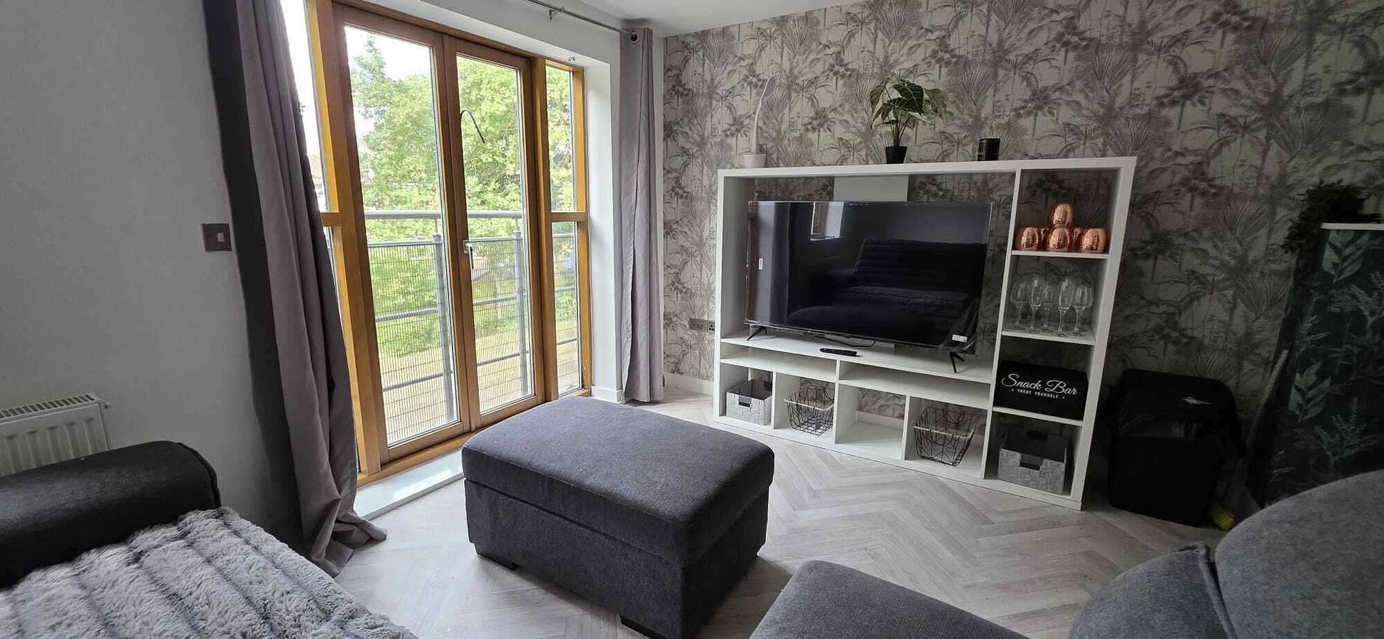 Entire holiday apartment, Pet Friendly 2-Bed Apt, Sleeps 3 with Parking in South Yorkshire
