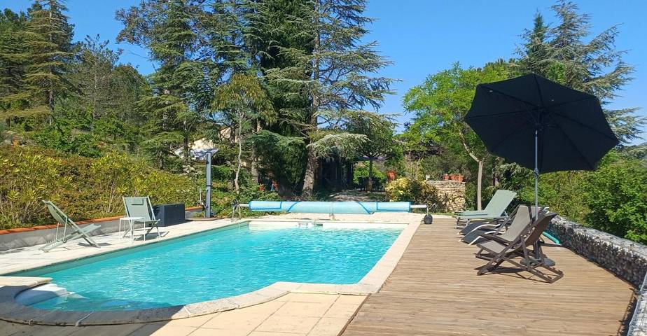 Villa für 10 Personen, mit Balkon und Terrasse sowie Pool und Ausblick in Espéraza