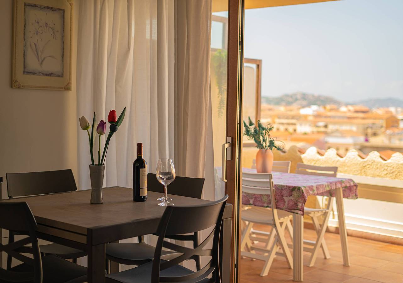 Entire apartment, Apartment 'L'incanto' with Sea View, Wi-Fi and Air Conditioning in Palau (town), Palau (Sardinia)