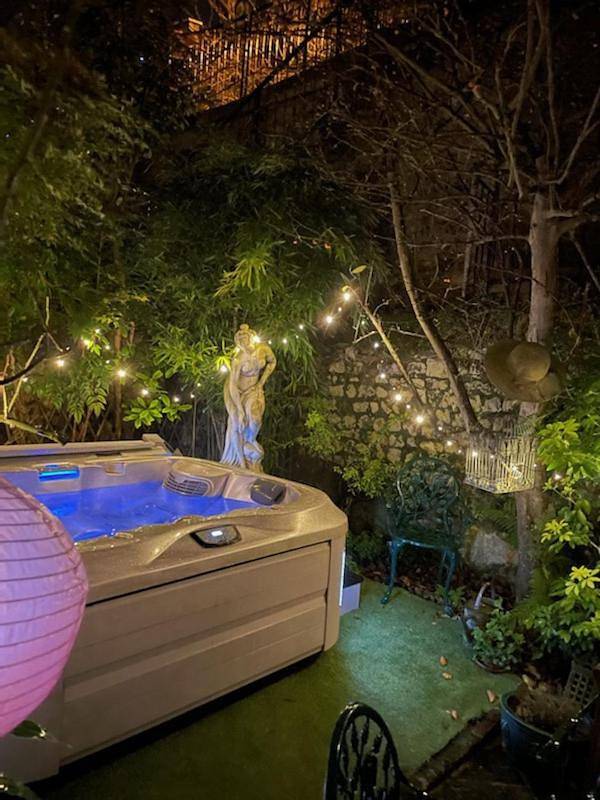 Chambre d’hôte pour 2 personnes, avec Terrasse et Jacuzzi ainsi que Jardin et Sauna