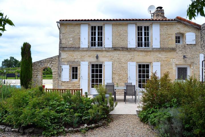 Gîte pour 14 personnes, avec terrasse ainsi que jardin et piscine - 1