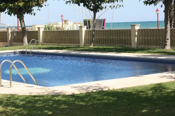 Gîte pour 5 personnes, avec vue sur le lac et jardin ainsi que vue et piscine, adapté aux familles à Cubelles - 4