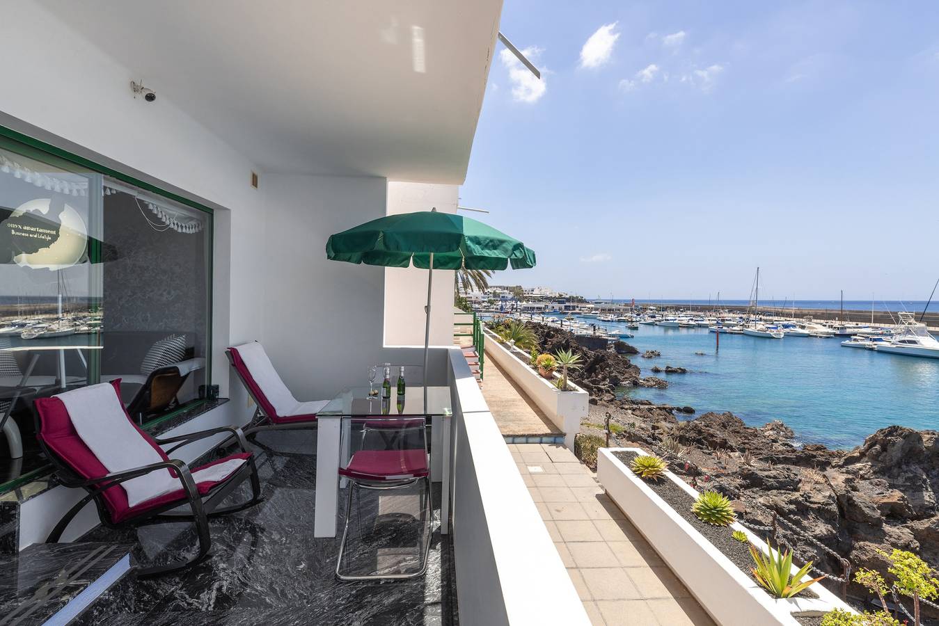 Apartamento entero, Apartamento de vacaciones 'Onyx' con vistas al mar, Wi-Fi y aire acondicionado in Puerto del Carmen, Tías