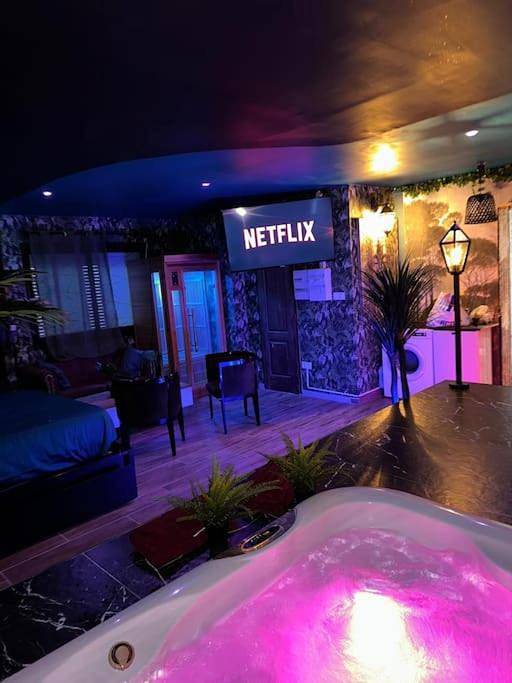 Gîte pour 2 personnes, avec sauna ainsi que jacuzzi et jardin à La Valette-du-Var - 3