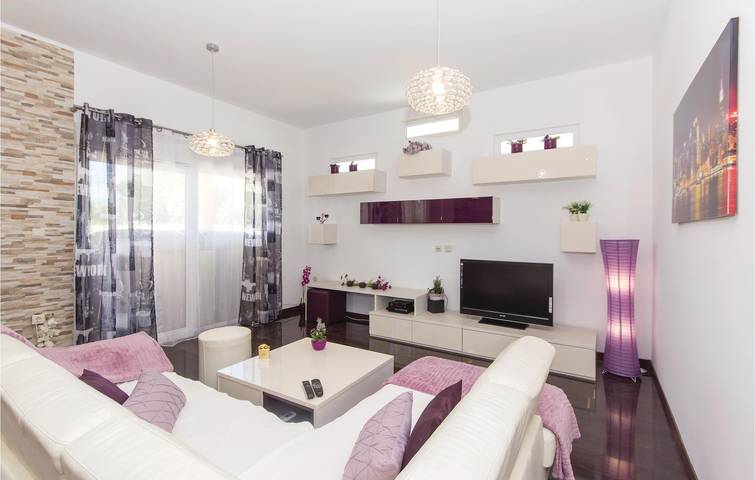 Charmante Ferienwohnung mit Pool, Terrasse und in der Nähe des Stadtzentrums von Sisan in Sisan, Südküste Istrien