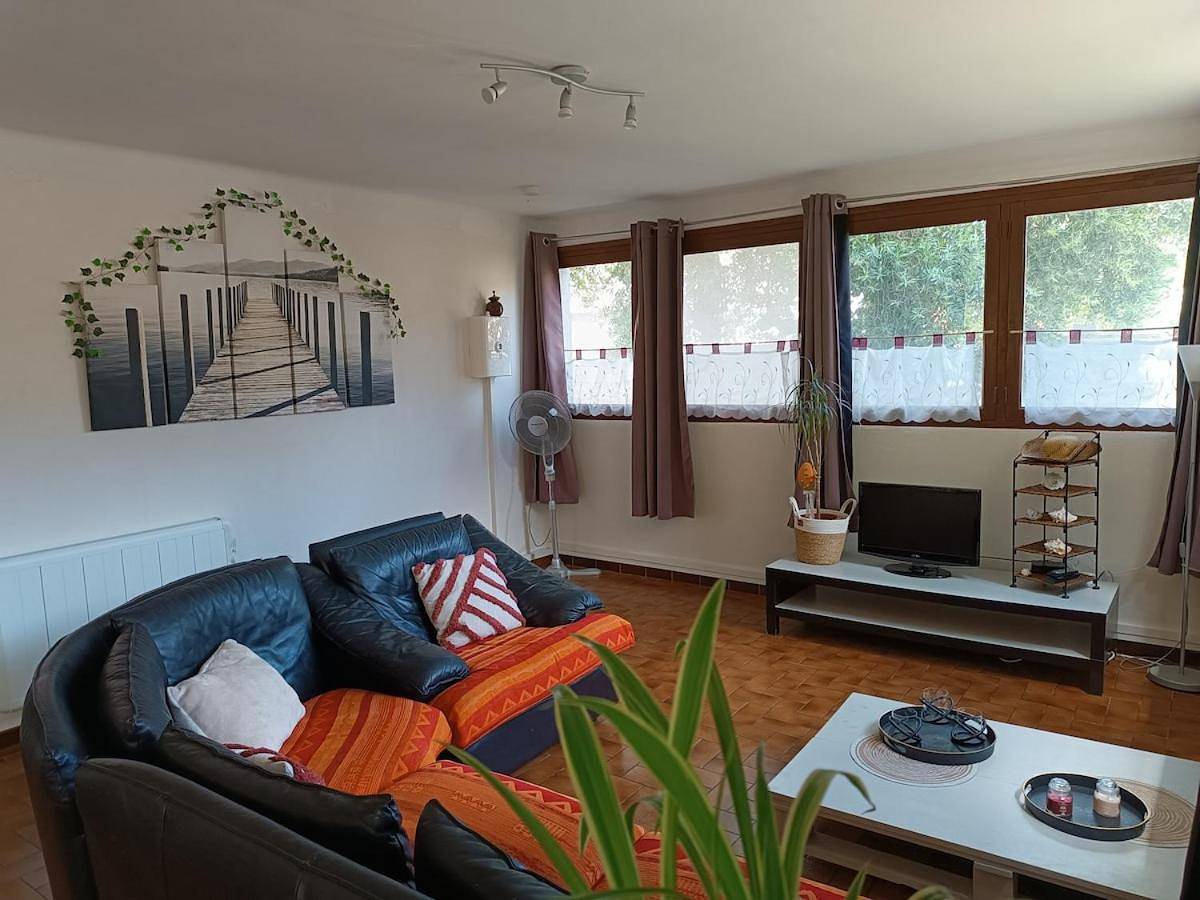 Appartement entier, Two-Bedroom Apartment in Laroque-des-Albères, Côte méditerranéenne (France)