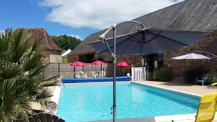 Location de vacances pour 4 personnes, avec Terrasse et Jardin ainsi que Piscine et Vue à Payzac (Dordogne)