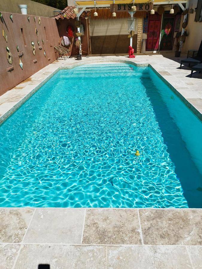 Location de vacances pour 2 personnes, avec vue ainsi que terrasse et piscine à Boulbon - 2