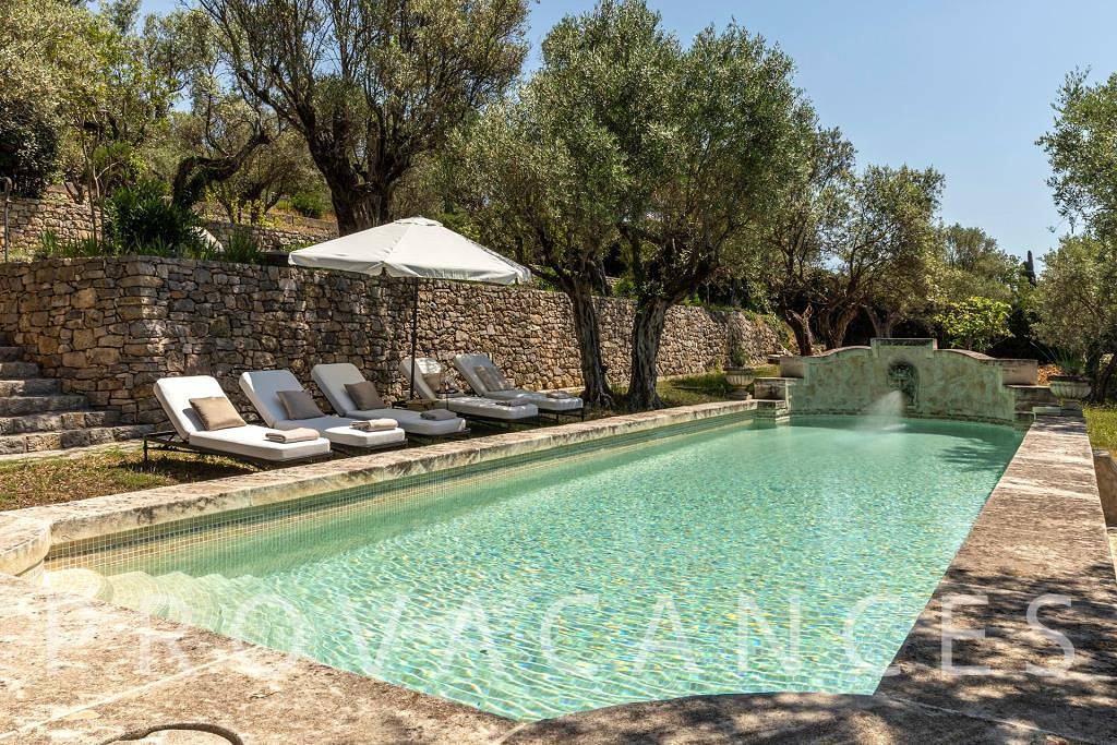 Beautiful authentic villa with olive grove and pool in Provence in Fayence, Région de Draguignan