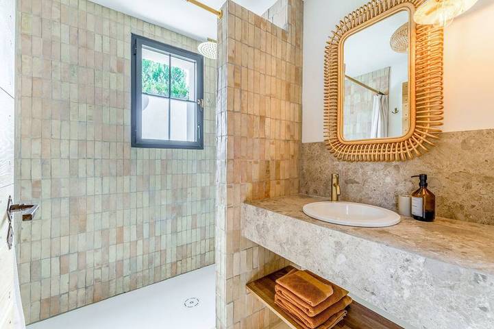 Gîte pour 4 personnes, avec terrasse ainsi que jardin et piscine à Saint-Rémy-de-Provence - 3