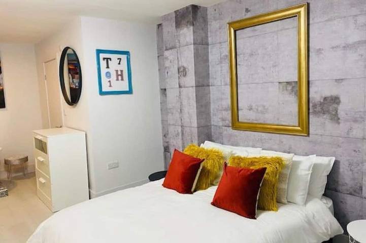 Superior-Suite-Baño en la habitacion-With TV in Stoke-on-Trent, Midlands