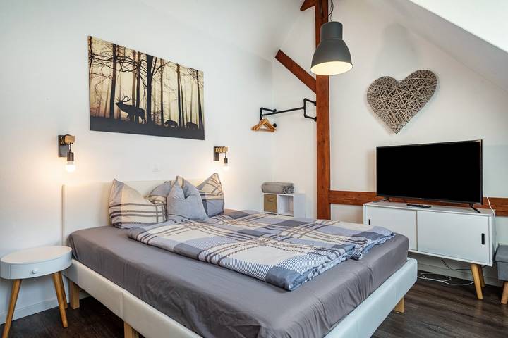 Ganze Wohnung, 'Zimmer 2', gemütliches, helles Doppelzimmer mit Dachschräge in Ravensburg, Region Bodensee-Oberschwaben