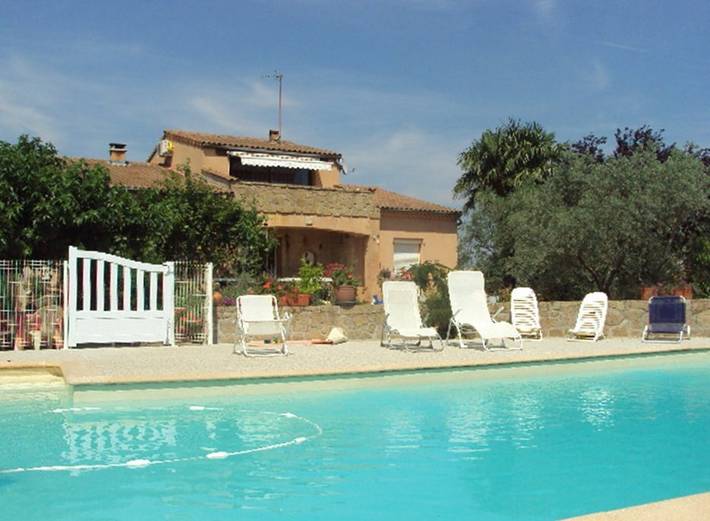 Gîte pour 4 personnes, avec jardin ainsi que piscine et balcon à Saint-Germain