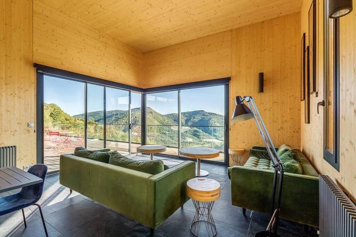 Location de vacances pour 30 personnes, avec jardin ainsi que vue et piscine, animaux acceptés à Teyssières - 2